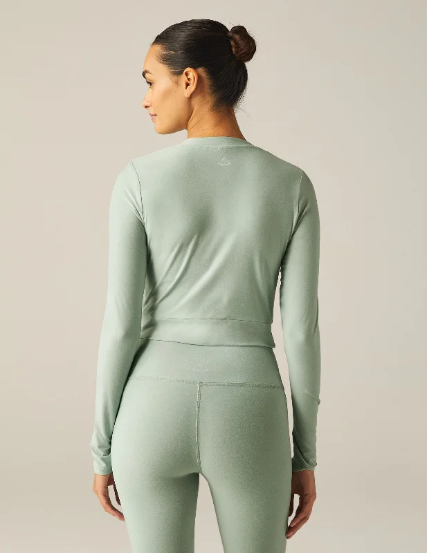 Featherweight Center Stage Cropped Long Sleeve Pullover