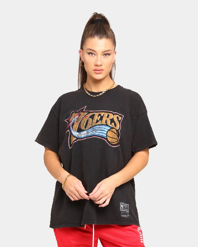Mitchell & Ness Philadelphia 76ers Oversized Logo Short Sleeve T-Shirt Vintage Black Modern Contemporary Chic Mitchell & Ness Philadelphia 76ers Oversized Logo Short Sleeve T-Shirt Vintage Black Modern Contemporary Chic
