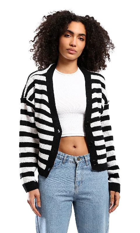 O173655 Striped Black & White Knitted Short Cardigan Lightweight Heavyweight Midweight O173655 Striped Black & White Knitted Short Cardigan Lightweight Heavyweight Midweight